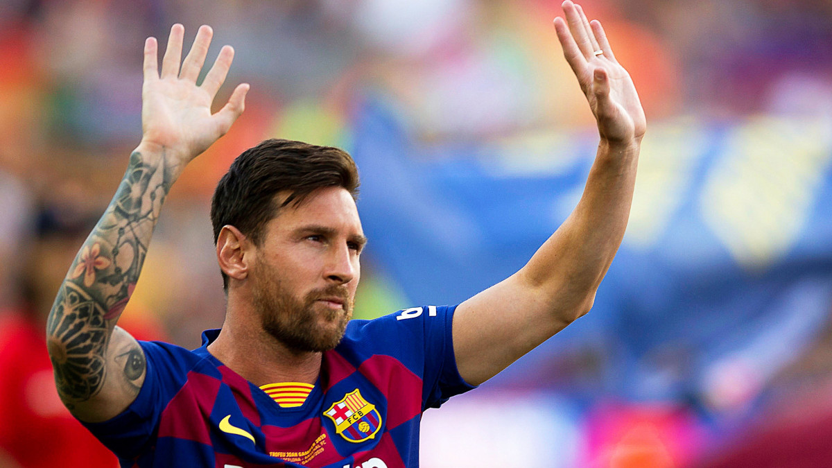 Lionel Messi, a Barcelona argentin csatára köszönti a szurkolókat a katalán klub alapítójáról elnevezett Joan Gamper Kupáért vívott FC Barcelona-Arsenal FC mérkőzés kezdete előtt a barcelonai Camp Nou stadionban 2019. augusztus 4-én.