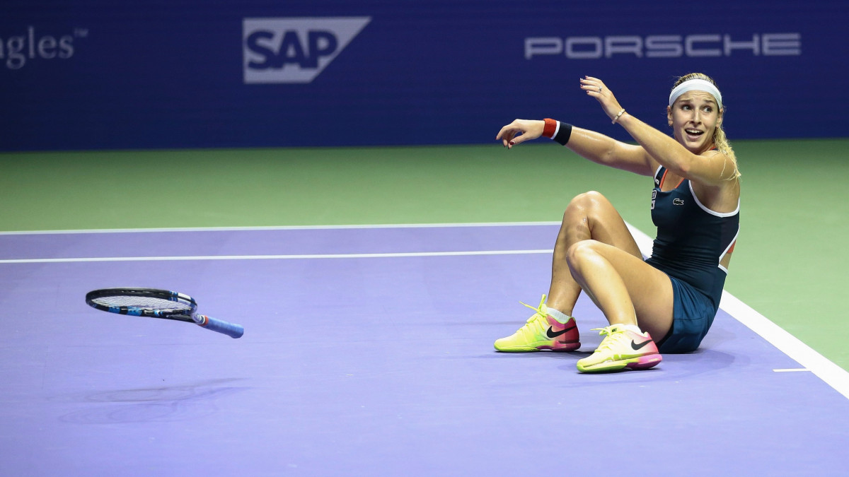 Szingapúr, 2016. október 30.A szlovák Dominika Cibulkova, miután legyőzte a világranglista-vezető német Angelique Kerbert a hétmillió dollár (1,9 milliárd forint) összdíjazású szingapúri tenisz WTA-világbajnokság női egyesének döntőjében 2016. október 30-án. (MTI/EPA/Wallace Woon)