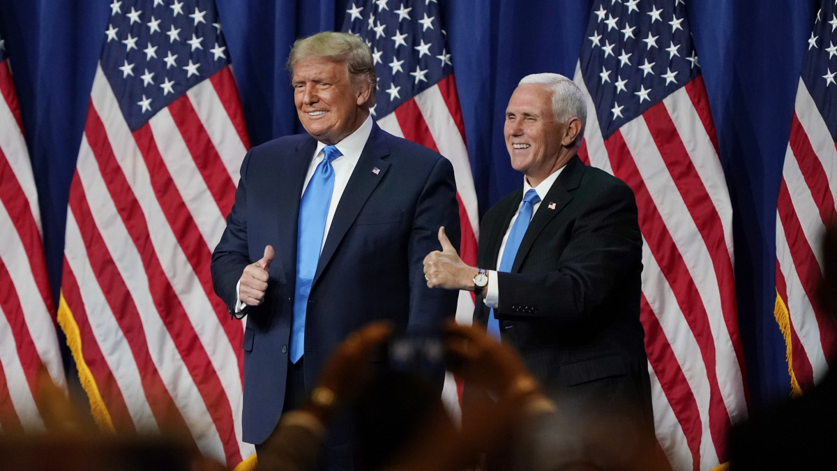 Donald Trump amerikai elnök (b) és Mike Pence alelnök az amerikai Republikánus Párt elnökjelölt-állító konvencióján az észak-karolinai Charlotte városában 2020. augusztus 24-én, a négynapos esemény kezdőnapján. A konvención a Republikánus Párt hivatalosan is Donald Trumpot jelölte az Egyesült Államok elnökének.