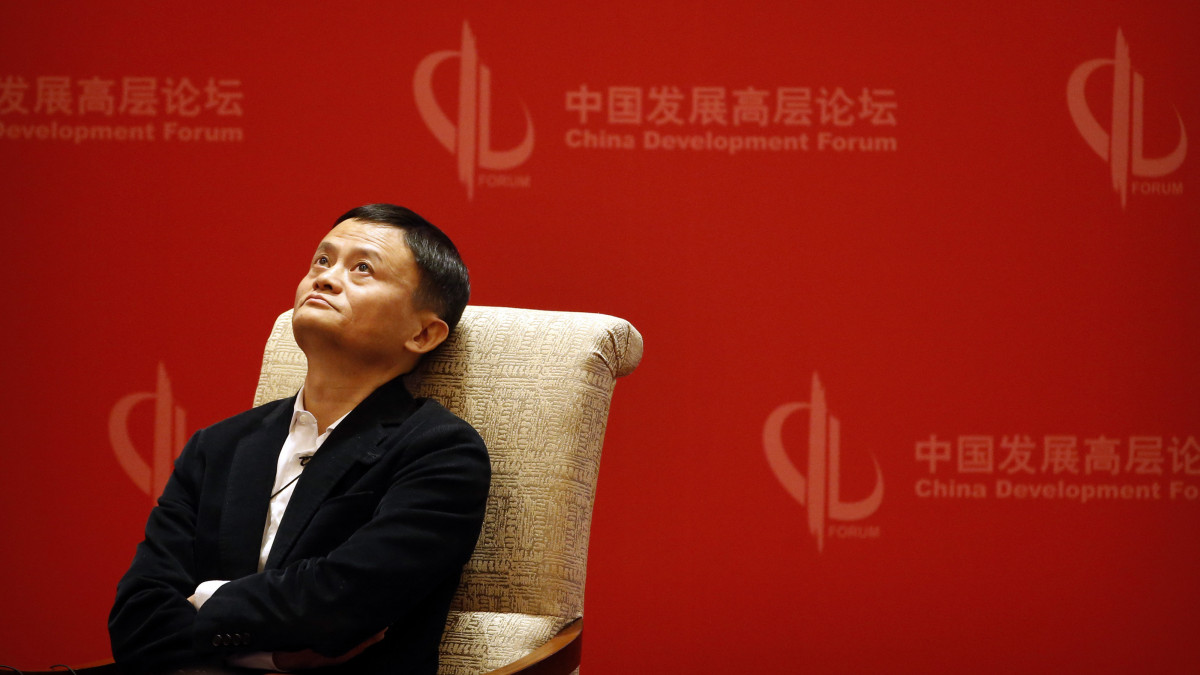 2016. március 19-én Pekingben készített képen Jack Ma, az Alibaba, a legnagyobb kínai internetes kereskedelmi vállalat társalapító elnöke részt vesz a Kínai Fejlesztési Fórumon. Lassan három hónapja, hogy eltűnt Jack Ma, az Independent szerint a milliárdost legutóbb október 24-én lehetett látni, amikor élesen bírálta a kínai állam gazdaságpolitikáját, és a kormányzat által működtetett bankrendszert, és reformokat sürgetett. A lap megjegyzi, hogy Ma a Twitter-oldalára sem írt semmit október eleje óta.