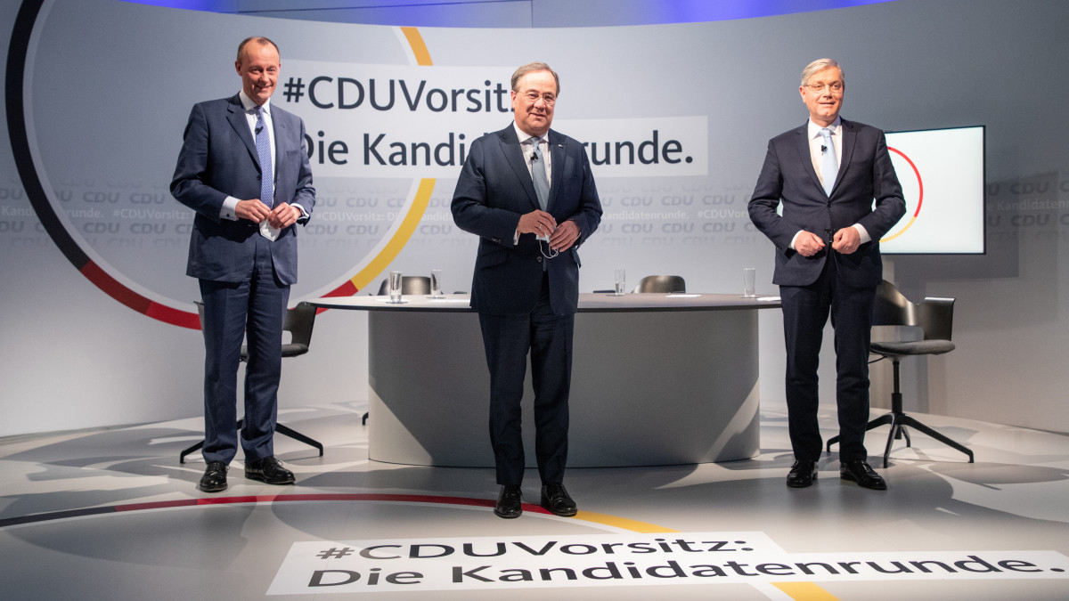 A kormányzó német Kereszténydemokrata Unió, a CDU elnöki tisztségére pályázó Friedrich Merz, Armin Laschet és Norbert Röttgen (b-j) a párt berlini székházában tartott vita előtt, 2021. január 8-án. A CDU elnökválasztó kongresszusát a koronavírus-járvány miatt az interneten keresztül rendezik meg január 15-16-án.