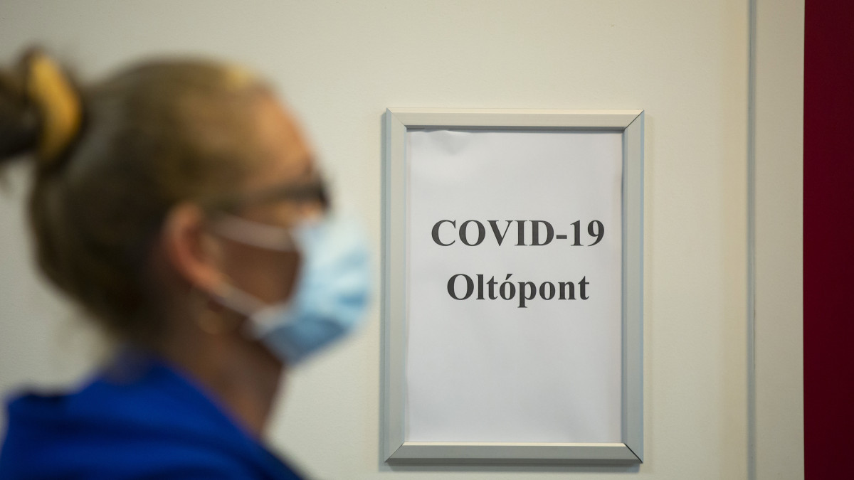 A koronavírus elleni oltásra várakozik egy dolgozó a Somogy Megyei Kaposi Mór Oktató Kórházban 2021. január 10-én.