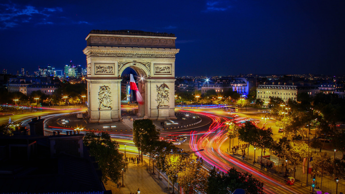Párizs újra magáénak érezheti a Champs-Élysées-t