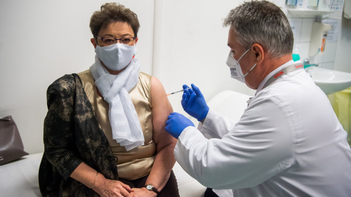 Müller Cecília: a vakcináért jelentkező egészségügyi dolgozók 80 százalékát beoltották