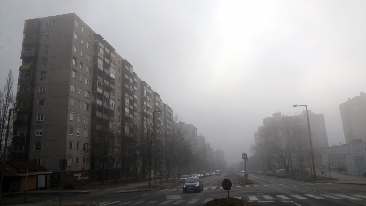 Szmog és köd Miskolcon 2019. február 19-én. Miskolcon folyamatosan romlik a levegő minősége, ezért elrendelték a szmogriadó riasztási fokozatát.