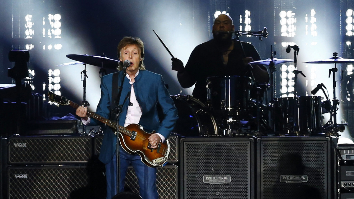 Paul McCartney angol énekes-dalszerző, a legendás egykori Beatles brit zenekar gitárosa (b) a One on one című turnéjának a madridi Vicente Calderon stadionban adott koncertjén 2016. június 2-án.