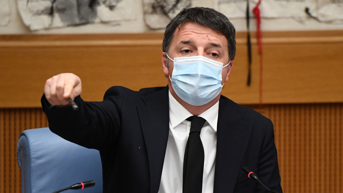 Matteo Renzi, az Élő Olaszország párt vezetője sajtótájékoztatót tart Rómában 2021. január 13-án, ahol bejelentette, hogy pártjának miniszterei kilépnek Giuseppe Conte kormányából, amely így elveszíti parlamenti többségét.