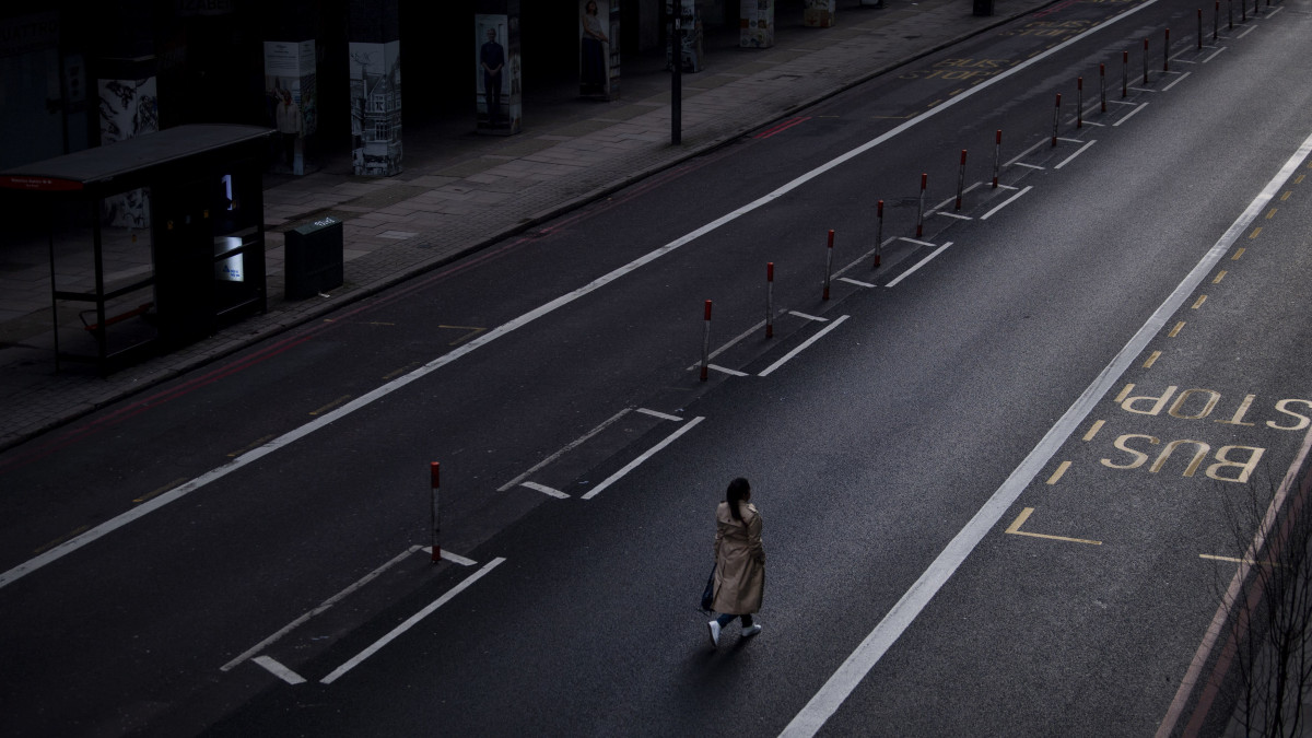 Kihalt utcán sétál egy nő London Westminster nevű negyedében 2021. január 12-én. A koronavírus új változata terjedésének megfékezésére a brit kormány hathetes zárlatot rendelt el egész Angliában.