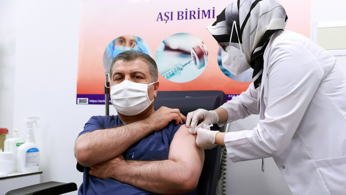 A török egészségügyi minisztérium által közreadott képen Fahrettin Koca török egészségügyi minisztert (b) beoltják a Sinovac Biotech kínai gyógyszergyártó vakcinájával Ankarában 2021. január 13-án. A török vezetés 50 millió adagot rendelt a gyengített vírusokon alapuló kínai védőoltásból, amelynek első hárommillió adagja december végén érkezett meg a 83 millió lakosú országba. Törökországban január 14-én kezdik beoltani az egészségügyi dolgozókat.