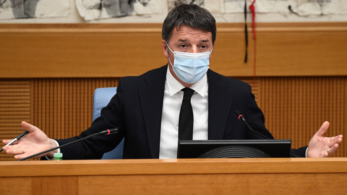 Matteo Renzi, az Élő Olaszország párt vezetője sajtótájékoztatót tart Rómában 2021. január 13-án, ahol bejelentette, hogy pártjának miniszterei kilépnek Giuseppe Conte kormányából, amely így elveszíti parlamenti többségét.
