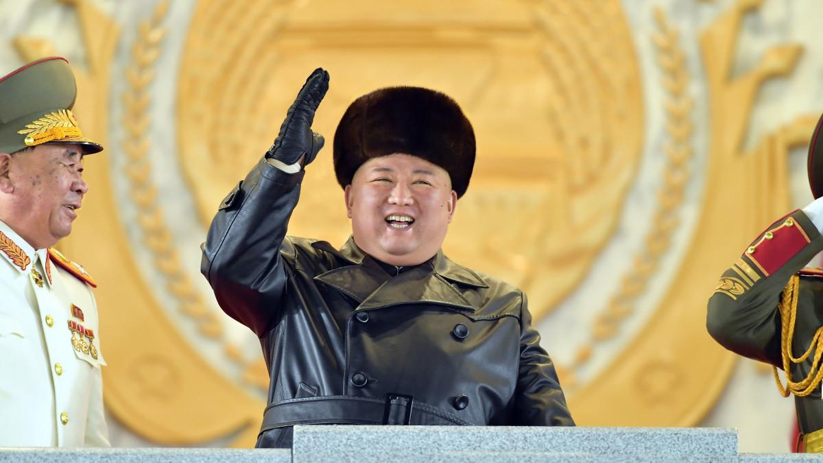 A KCNA észak-koreai állami hírügynökség által közreadott képen Kim Dzsong Un elsőszámú észak-koreai vezető, a Koreai Munkapárt főtitkára, a Nemzetvédelmi Bizottság első elnöke az észak-koreai kommunista állampárt nyolcadik kongresszusának tiszteletére tartott katonai díszszemlén Phenjanban 2021. január 14-én.