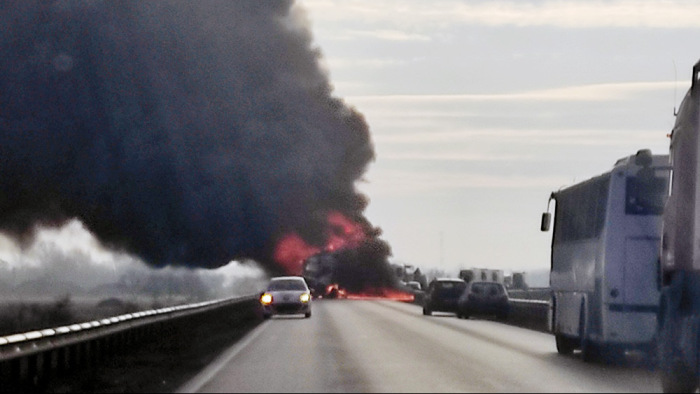 Tragédia Kecskemét térségében: hatalmas lángokkal égett a kamion - videó