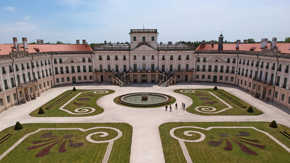 A fertődi Esterházy-kastély 2020. május 22-én. Újra látogatható a kastély parkja, de az épület belső tere és a múzeum továbbra sem fogad vendégeket a koronavírus-járvány miatt.