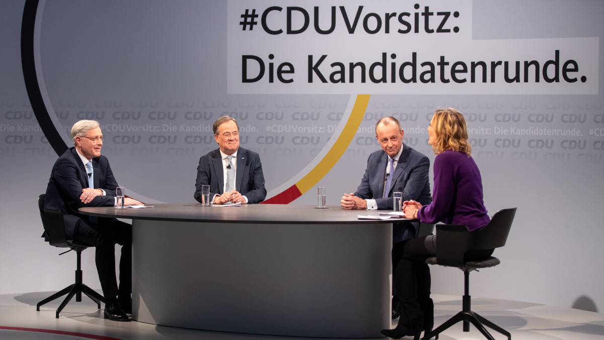 A kormányzó német Kereszténydemokrata Unió, a CDU elnöki tisztségére pályázó Norbert Röttgen, Armin Laschet és Friedrich Merz (b-j) a párt berlini székházában tartott vitán 2021. január 8-án. A CDU elnökválasztó kongresszusát a koronavírus-járvány miatt az interneten keresztül rendezik meg január 15-16-án.