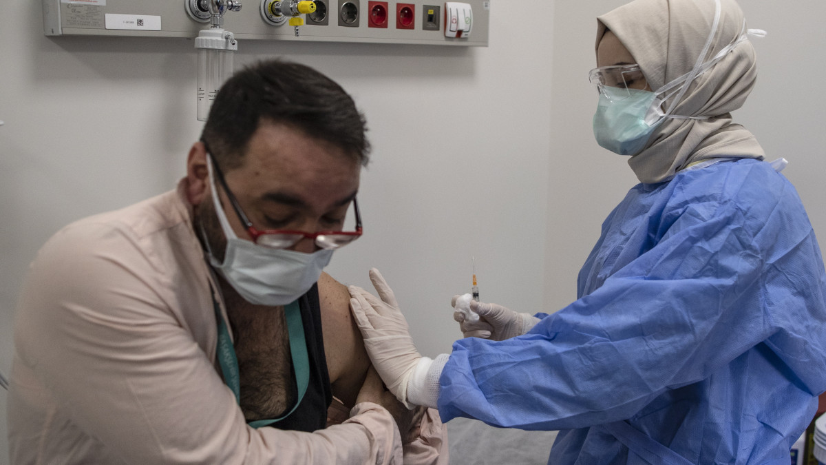 Egészségügyi dolgozót oltanak be a Sinovac Biotech kínai gyógyszergyártó koronavírus elleni vakcinájával egy isztambuli kórházban 2021. január 14-én. Törökországban ezen a napon kezdődött a lakosság tömeges oltása, első körben az egészségügyi dolgozókat, majd a 65 évnél idősebbeket oltják be.