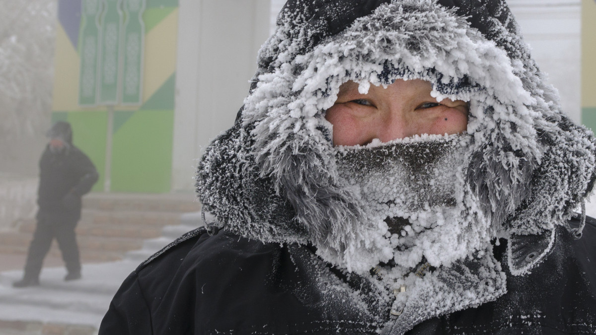 Téli ruhába öltözött férfi az Oroszország szibériai területén fekvő Jakutszkban 2021. január 16-án. Ezen a napon Jakutföldön  mínusz 50 fokot mértek.