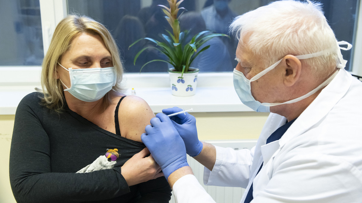 Ajzner Éva, a Központi Laboratórium osztályvezető főorvosa megkapja a Pfizer-BioNTech koronavírus elleni vakcinájának második adagját a nyíregyházi Jósa András Oktatókórházban 2021. január 17-én.
