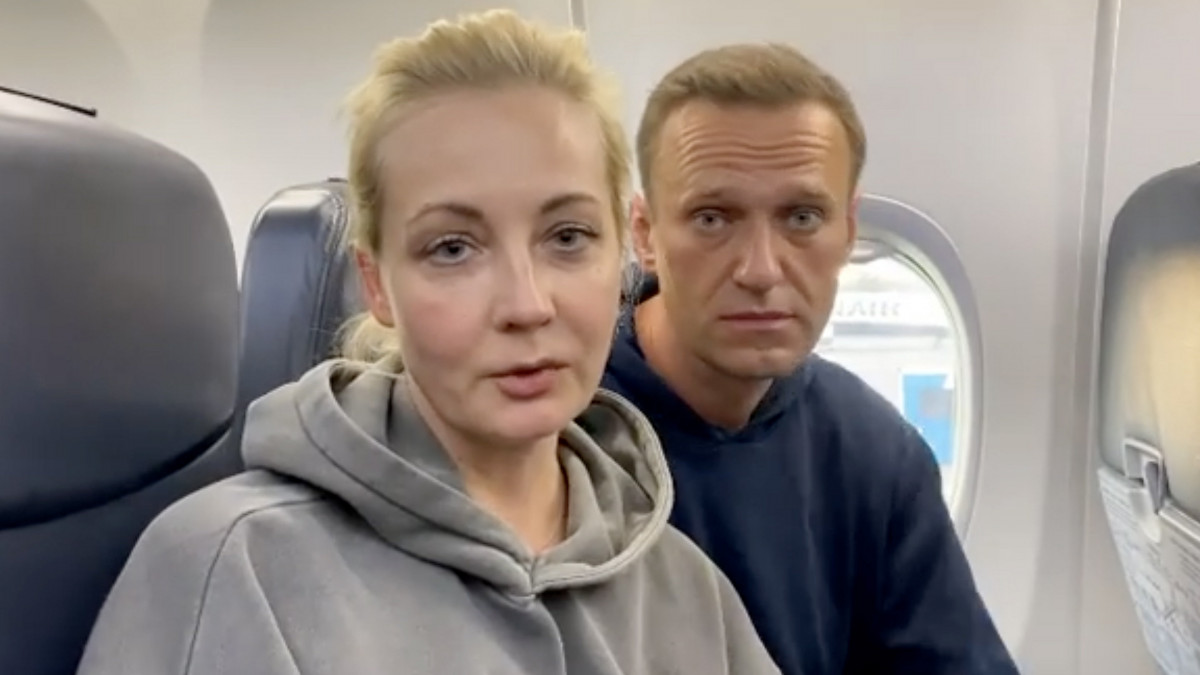 Az Alekszej Navalnij orosz ellenzéki politikus Instagram oldalán közzétett videofelvételről készült képen Navalnij (j) és felesége, Julia egy Moszkva felé tartó repülőgépen ül a Berlin-Brandenburg Nemzetközi Repülőtéren Schönefeldben 2021. január 17-én. Navalnij visszatér hazájába, noha az orosz Szövetségi Büntetés-végrehajtási Szolgálat (FSZIN) korábban közölte, hogy Navalnij ellen körözés van érvényben, ezért lépéseket kívánnak tenni a politikus őrizetbe vétele érdekében.