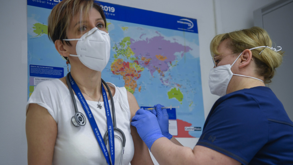 Egy dolgozó megkapja a Pfizer-BioNTech koronavírus elleni vakcinájának második adagját a Debreceni Egyetem Kenézy Gyula Egyetemi Kórház Infektológiai Intézetében 2021. január 17-én.