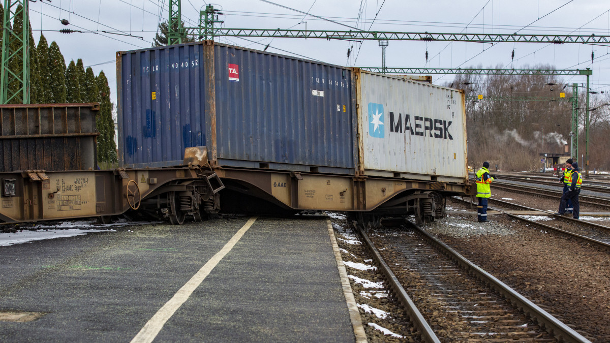 Kisiklott vasúti szerelvény, leborult konténer a murakeresztúri vasútállomáson 2021. január 17-én. A baleset a személyszállítást nem akadályozza.