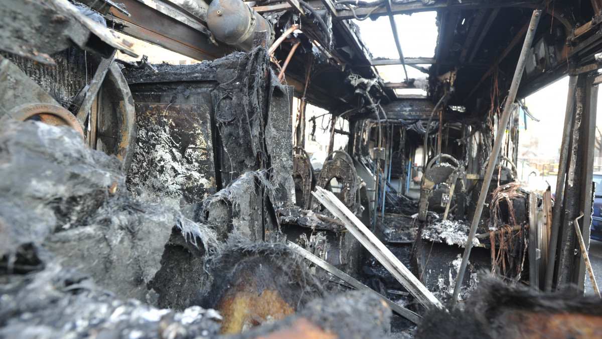 Kiégett autóbusz a III. kerületben, az Árpád fejedelem útján 2021. január 18-án. A garázsmenetben közlekedő, utasokat nem szállító autóbusz kora reggel gyulladt ki, személyi sérülés nem történt.