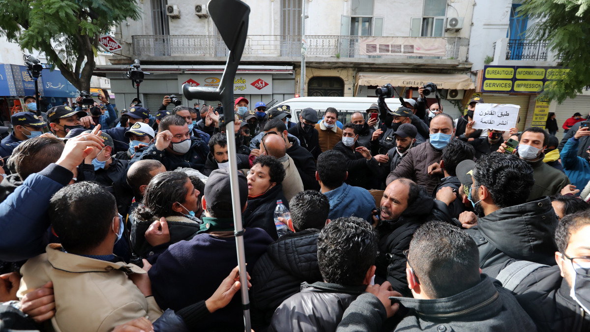 Tunéziai tüntetők jelszavakat skandálnak az arab tavasz nyitányát jelentő tunéziai forradalom 10. évfordulója alkalmából tartott tüntetésen Tuniszban 2021. január 14-én. Tunéziában több évtizedes önkényuralom után országos népfelkelés űzte el az 1987 óta hatalmon lévő Zin el-Abidin ben Ali elnököt a hatalomból.
