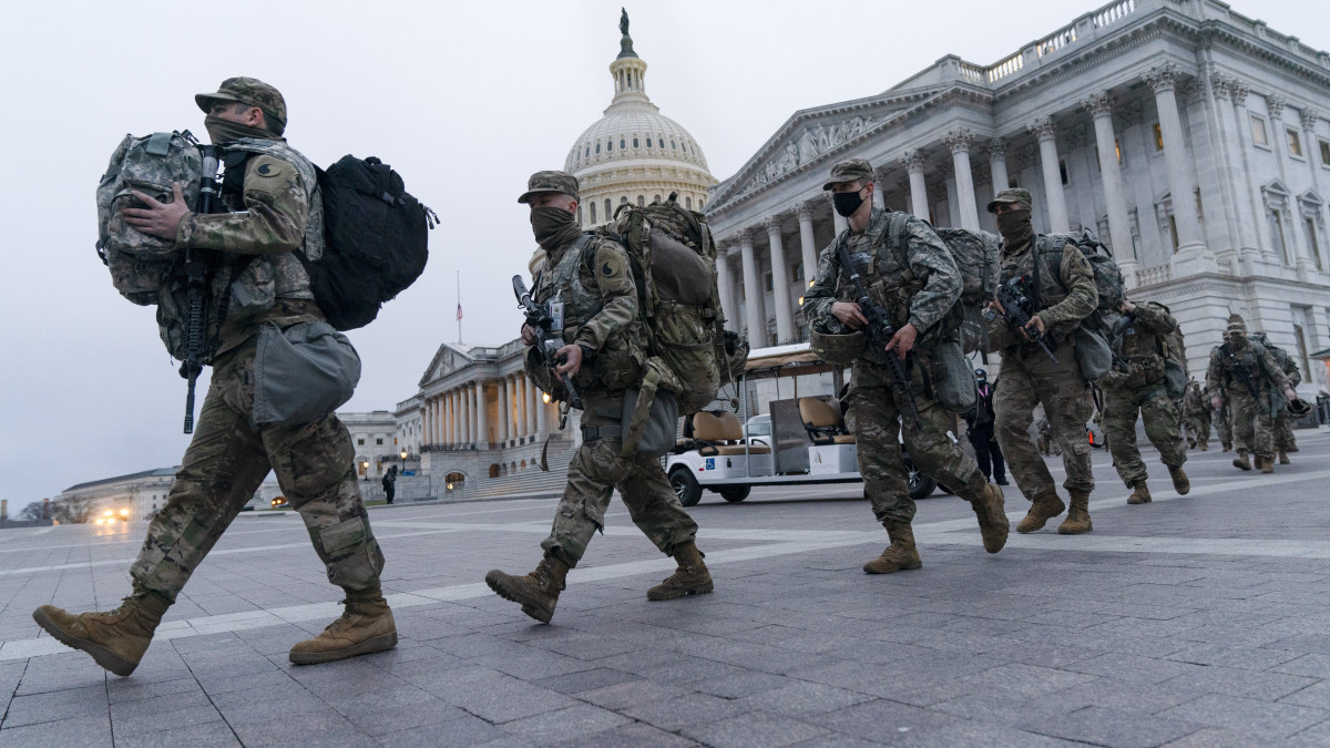 A nemzeti gárda katonái távoznak a washingtoni Capitoliumból 2021. január 16-án. Joe Biden megválasztott amerikai elnök január 20-i beiktatási ünnepségének zavartalansága érdekében fokozott biztonsági intézkedéseket léptettek életbe, valamint legalább 20 ezer nemzeti gárdista biztosítja az eseményt, miután január 6-án Donald Trump hivatalából távozó elnök támogatói erőszakkal behatoltak a Capitoliumba.