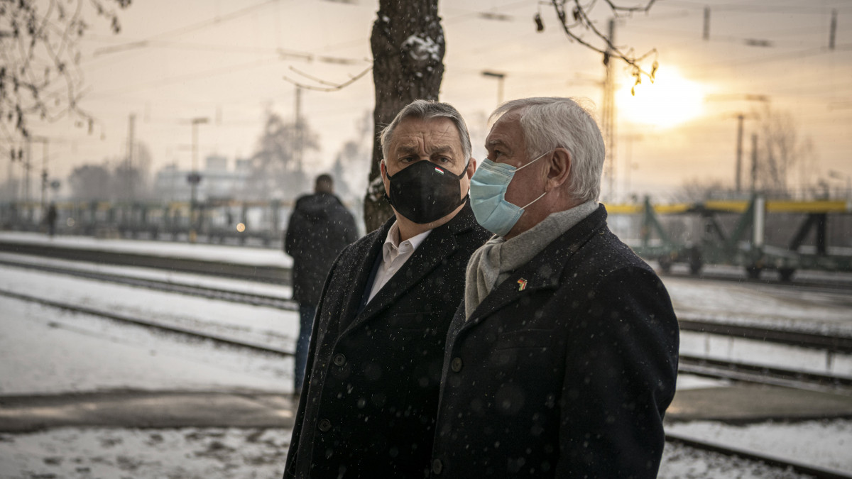 A Miniszterelnöki Sajtóiroda által közreadott képen Orbán Viktor miniszterelnök (b) Ritter Imrével, a magyarországi németek országgyűlési képviselőjével (j) közösen megkoszorúzta a magyarországi németek elhurcolásának emléktábláját a budaörsi vasútállomáson 2021. január 19-én, az elűzetés 75. évfordulóján. A magyar Országgyűlés döntése értelmében 2013 óta január 19-e a magyarországi németek elhurcolásának és elűzetésének emléknapja, amely hivatalos állami megemlékezésnek számít. A kitelepítés 1946. január 19-én kezdődött, az első vonat Budaörsről indult.