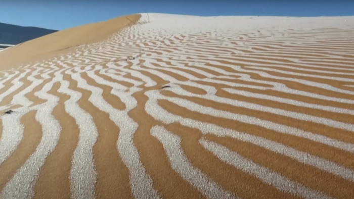Ilyet sem látni mindennap: hótól fehérlik a sivatag – videó