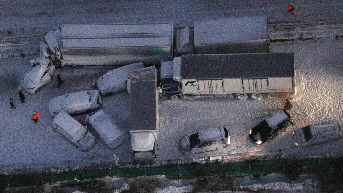 Sérült autók a Tohoku autópályán történt tömeges baleset helyszínén 2021. január 19-én, miután 134 jármű ütközött össze hóviharban az észak-japáni Mijaga perfektúrában fekvő Oszaki környékén. A mintegy kétszáz érintett ember közül egy életét vesztette, tizet kórházba szállítottak.