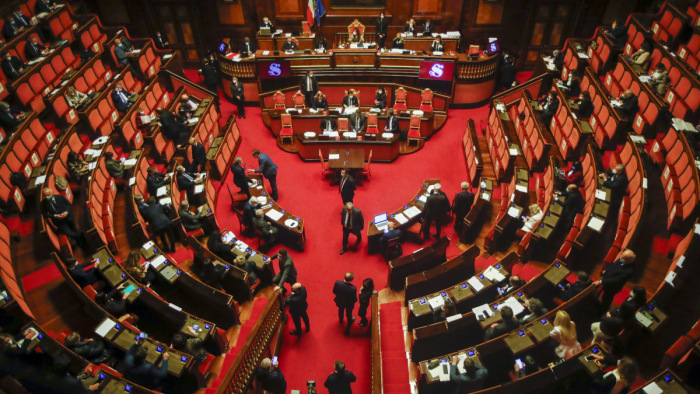 Több meglepő átszavazóval Giuseppe Conte megnyerte a bizalmi szavazást a szenátusban