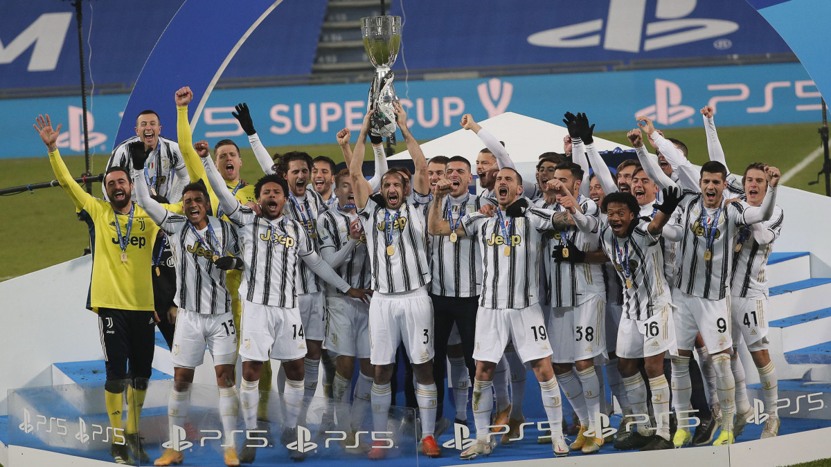 A Juventus játékosai ünnepelnek a trófeával, miután 2-0-ra győztek a Napoli ellen az olasz labdarúgó Szuperkupáért játszott mérkőzésen Reggio Emiliában 2021. január 20-án.