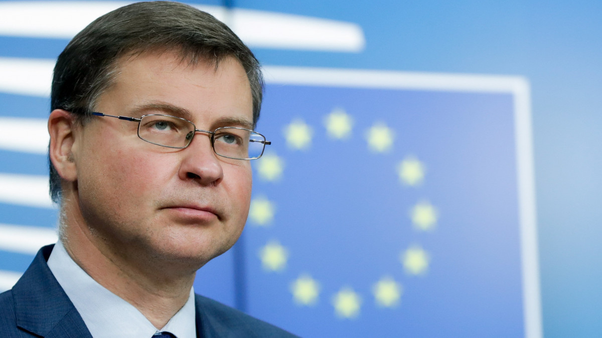 Valdis Dombrovskis, az Európai Bizottságnak az emberközpontú gazdaságért felelős ügyvezető alelnöke az Európai Unió gazdasági és pénzügyminiszteri tanácsának, az Ecofinnek a videokonferencia keretében tartott ülése utáni sajtóértekezleten Brüsszelben 2020. december 1-jén.