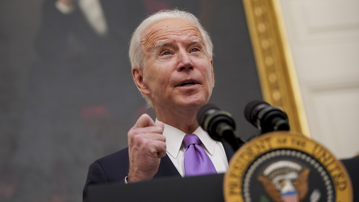 Joe Biden amerikai elnök a koronavírus-járvány megfékezéséről beszél a washingtoni Fehér Házban 2021. január 21-én. A 78 éves Bident az Egyesült Államok 46. elnökévé iktatták be előző nap.