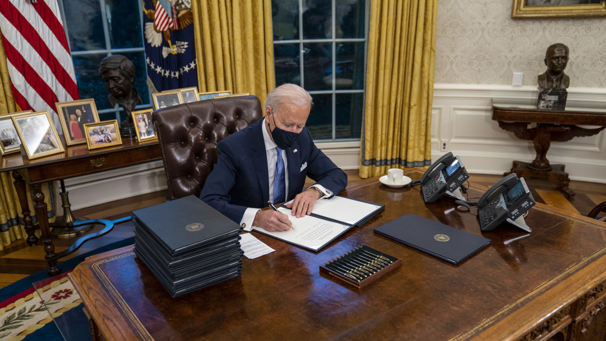 Joe Biden amerikai elnök aláírja az országban tomboló koronavírus-járvány megfékezése érdekében hozott rendkívüli intézkedést a washingtoni Fehér Házban 2021. január 20-án, közvetlenül a beiktatása után. A rendelet értelmében Biden kötelezővé tette a maszkviselést az Egyesült Államok minden szövetségi kézben lévő épületében és területén. A 78 éves Bident az Egyesült Államok 46. elnökévé iktatták be ezen a napon.