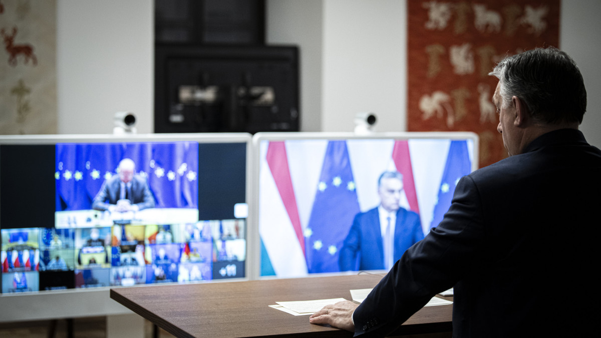 A Miniszterelnöki Sajtóiroda által közreadott képen Orbán Viktor miniszterelnök az Európai Unió tagállamai vezetőinek videókonferenciáján a Karmelita kolostorban 2021. január 21-én. A megbeszélés középpontjában a koronavírus-járvánnyal kapcsolatos intézkedések koordinálása, valamint a beoltás felgyorsításának szükségessége áll.