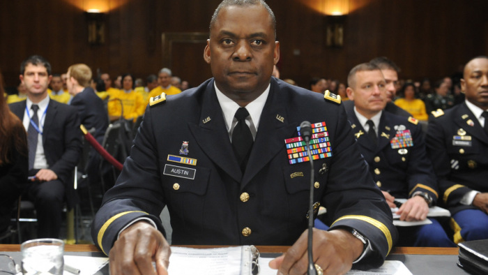 Lloyd Austin lett az első afroamerikai védelmi miniszter az Egyesült Államokban