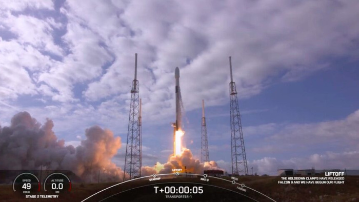 Célba ért a SpaceX űrkapszulája - videó