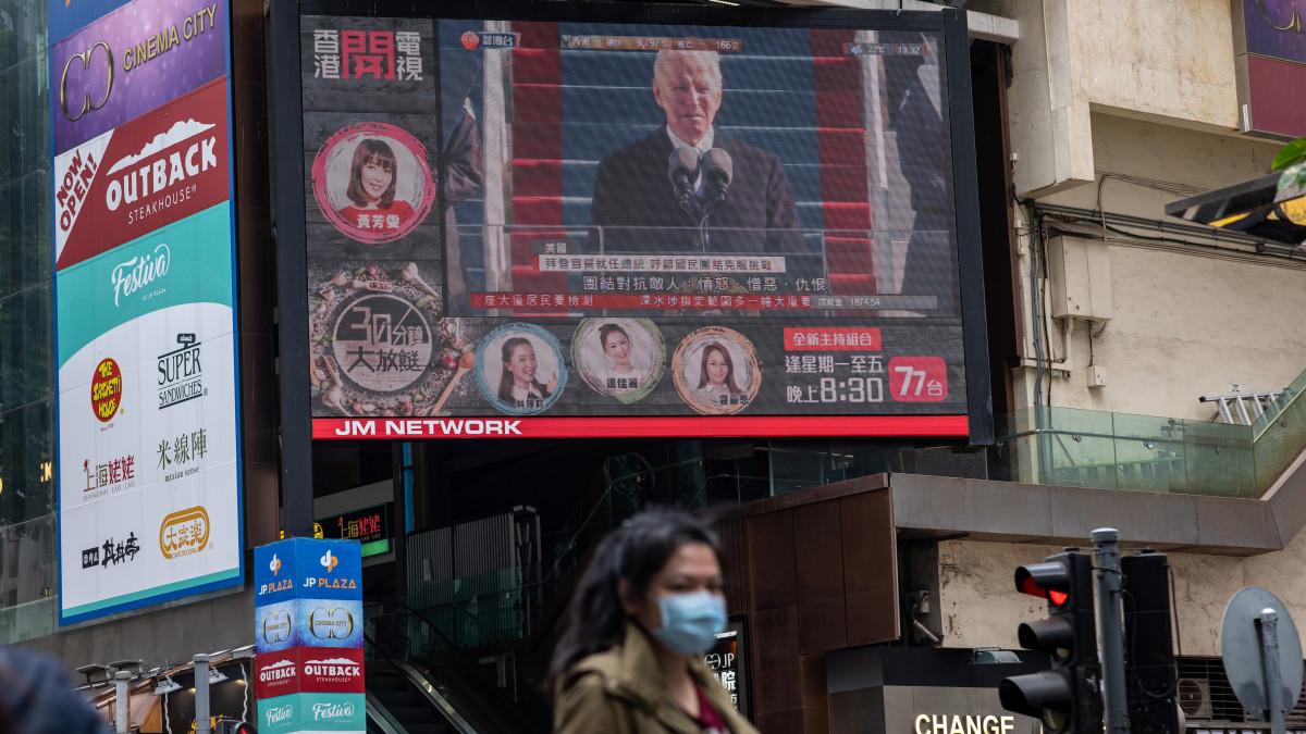 Joe Biden amerikai elnök beiktatásáról szóló tudósítás egy utcai kivetítőn Hongkongban 2021. január 21-én. A 78 éves Bident az Egyesült Államok 46. elnökévé iktatták be az előző napon.