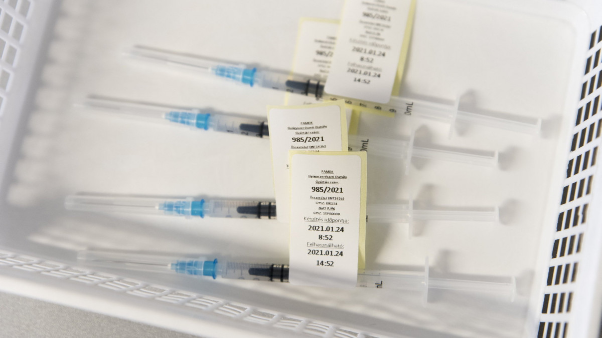 A Pfizer-BioNTech koronavírus elleni vakcinái fecskendőkben előkészítve az oltáshoz a győri Petz Aladár Megyei Oktató Kórházban 2021. január 24-én.