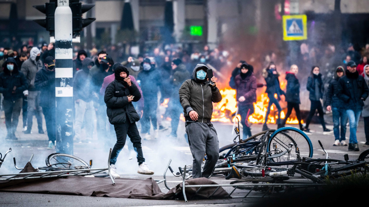 Tüntetők tiltakoznak a koronavírus-járvány terjedése ellen bevezetett kijárási tilalom miatt Eindhovenben 2021. január 24-én. Hollandiában országszerte tüntető csoportok gyűltek össze annak ellenére, hogy minden fajta csoportos gyülekezést betiltottak a hatóságok. A rendőrök több mint 200 embert őrizetbe vettek.