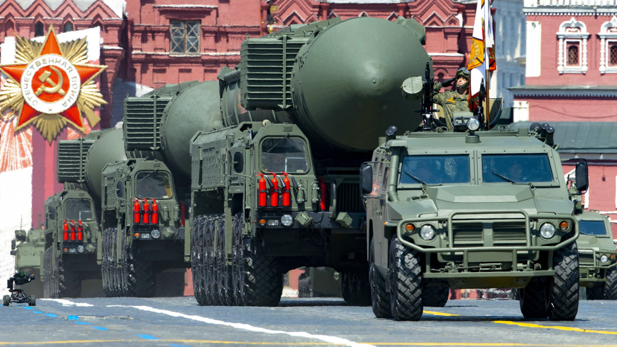 A 2021. január 26-án közreadott képen az orosz hadsereg RS-24 Jarsz interkontinentális ballisztikus rakétáit szállítják a náci Németország felett aratott győzelem 75. évfordulója alkalmából tartott katonai díszszemlén a moszkvai Vörös térre 2020.  június 24-én. Joe Biden amerikai és Vlagyimir Putyin orosz elnök 2021. január 26-án kifejezte országa készségét a február 5-én lejáró hadászati nukleáris támadóeszközök csökkentéséről megkötött Új START- (START-3 ) szerződés meghosszabbítására.