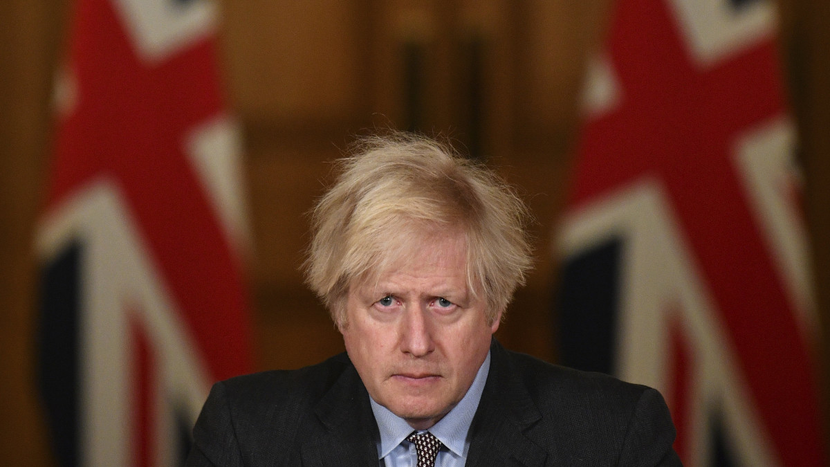 Boris Johnson brit miniszterelnök online sajtótájékoztatót tart a londoni kormányfői rezidencián 2021. január 26-án. Ezen a napon a koronavírus-járvány halálos áldozatainak száma meghaladta a százezret Nagy-Britanniában.
