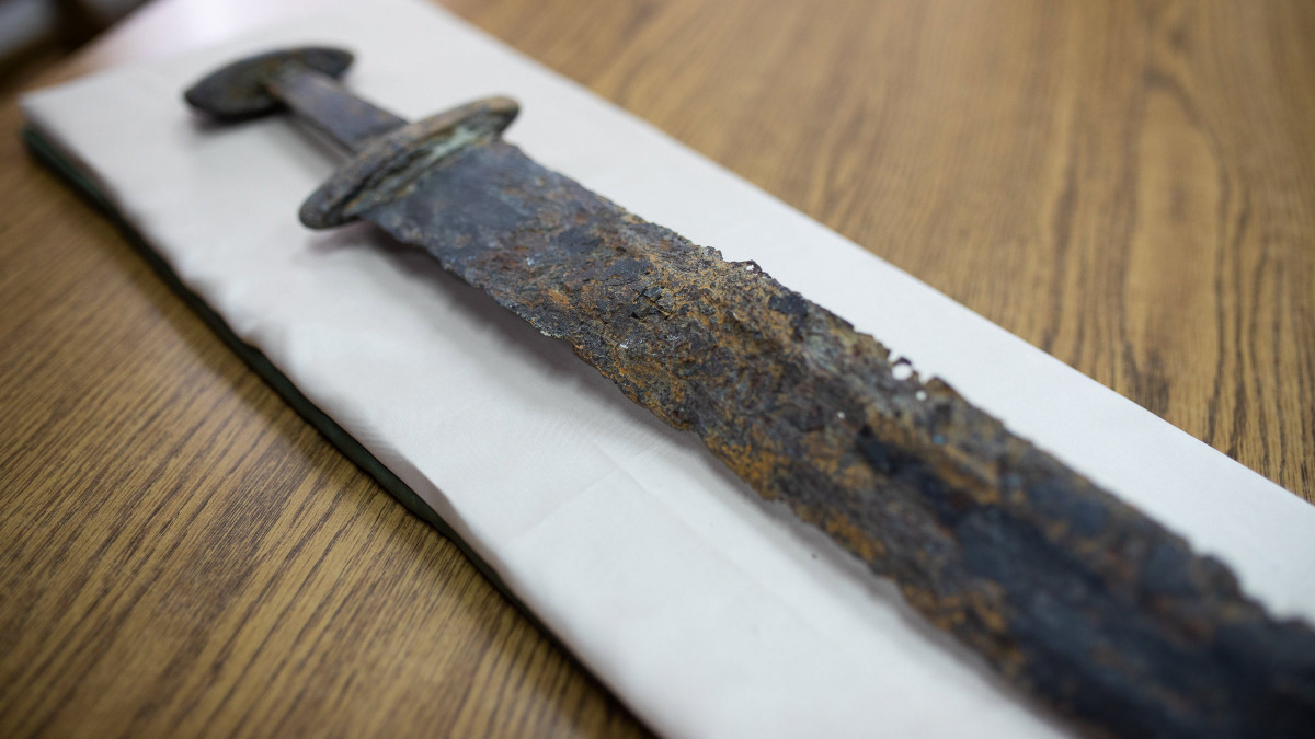 A Nagykanizsai Polgármesteri Hivatal által közreadott képen a mintegy 1200 éves, a Zala megyei Murakeresztúr határában decemberben előkerült Karoling kori kard a nagykanizsai múzeumban tartott sajtótájékoztatón 2021. január 27-én.
