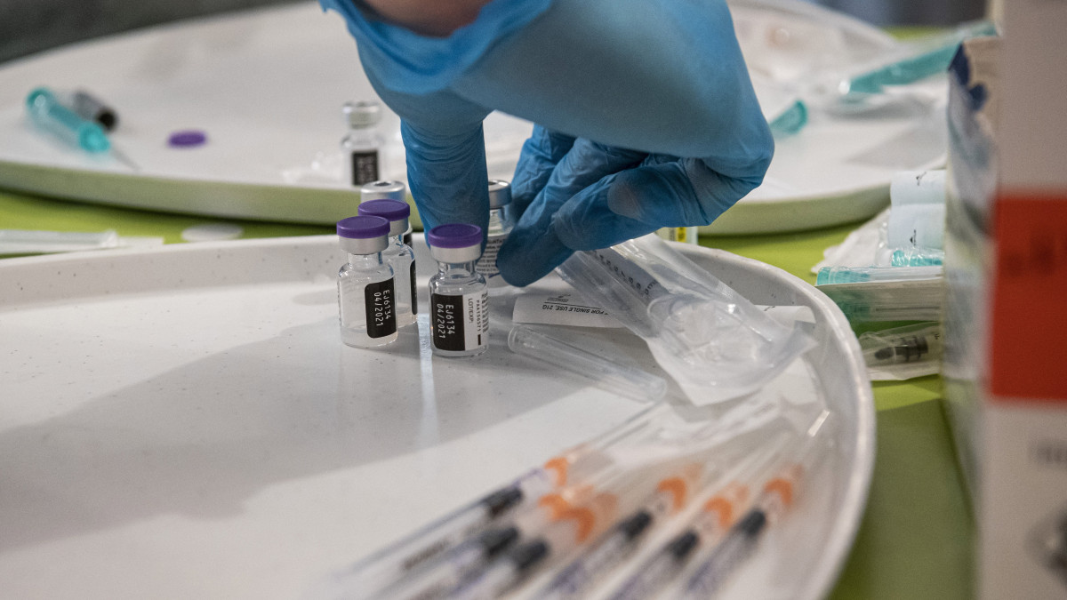 A Pfizer-BioNTech koronavírus elleni vakcinájából készített oltóanyagot tartalmazó fecskendők az Árpád-házi Szent Erzsébet Szociális Otthonban 2021. január 29-án.