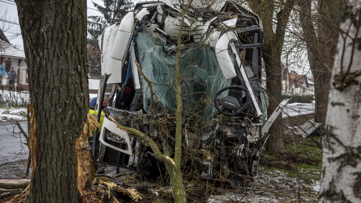 Fának ütközött menetrend szerinti autóbusz a Heves megyei Lőrinciben 2021. január 29-én. A balesetben hatan megsérültek.