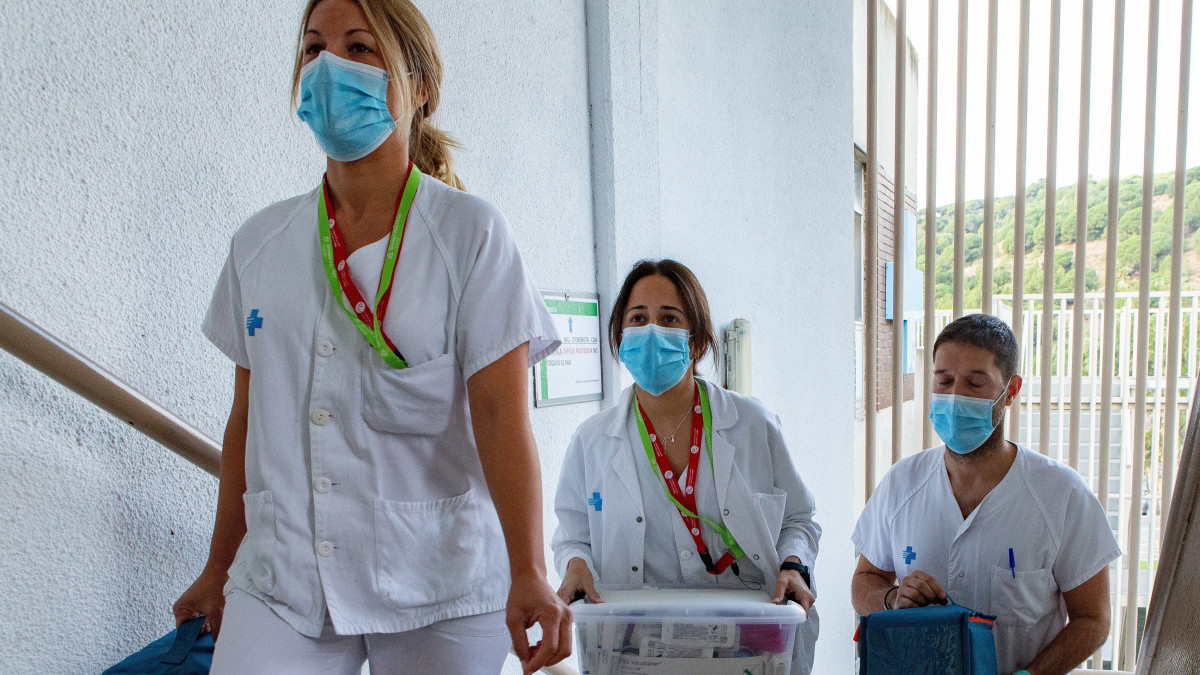Egészségügyi dolgozók a Johnson & Johnson kizárólagos tulajdonú leányvállalata, a belga székhelyű Janssen Pharmaceutica gyógyszergyártó cég által kifejlesztett koronavírus elleni vakcinát szállítják egy badalonai kórházban 2020. december 17-én. Az oltóanyagot önkénteseknek adják be a klinikai vizsgálatok harmadik fázisában.