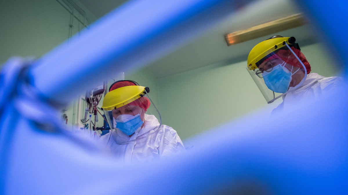 Védőfelszerelést viselő orvosok a koronavírussal fertőzött betegek fogadására kialakított intenzív osztályon a Szent László Kórházban 2020. december 8-án.