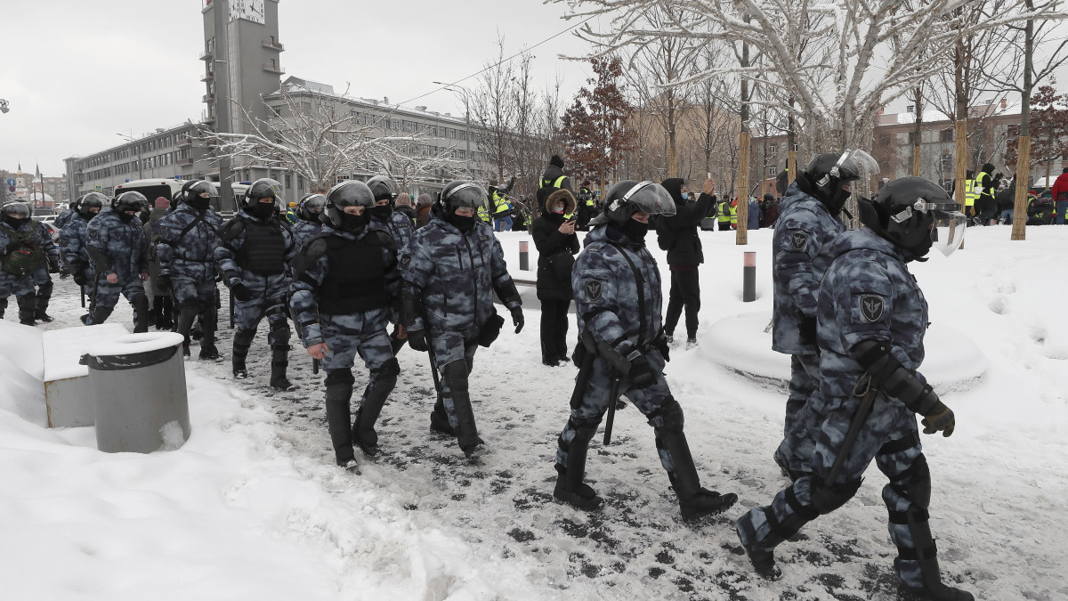 Rendőrök Alekszej Navalnij orosz ellenzéki vezető támogatóinak tüntetésén Moszkvában 2021. január 31-én. Oroszország számos pontján szerveztek a koronavírus-járvány miatt elrendelt szigorítások ellenére Navalnijt támogató tüntetéseket, több mint 200 embert letartóztattak. Az öt hónap után hazatérő Navalnijt január 17-én vették őrizetbe a moszkvai seremetyjevói repülőtéren, majd egy bíróság elrendelte harminc napra szóló letartóztatását.