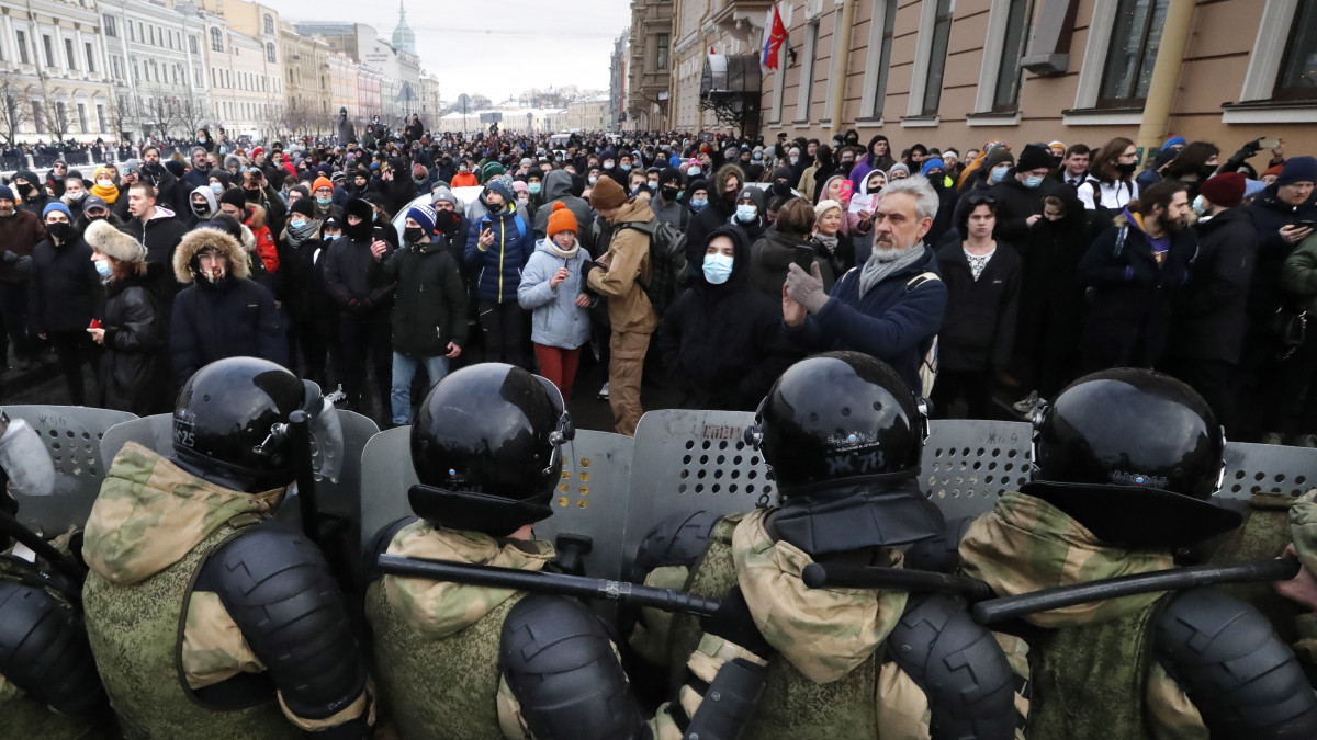 Rendőrök és tiltakozók az Alekszej Navalnij orosz ellenzéki vezető támogatóinak tüntetésén Szentpéterváron 2021. január 31-én. Oroszország számos pontján szerveztek a koronavírus-járvány miatt elrendelt szigorítások ellenére Navalnijt támogató tüntetéseket, eddig több mint kétezer embert letartóztattak. Az öt hónap után hazatérő Navalnijt január 17-én vették őrizetbe a moszkvai seremetyjevói repülőtéren, majd egy bíróság elrendelte harminc napra szóló letartóztatását.
